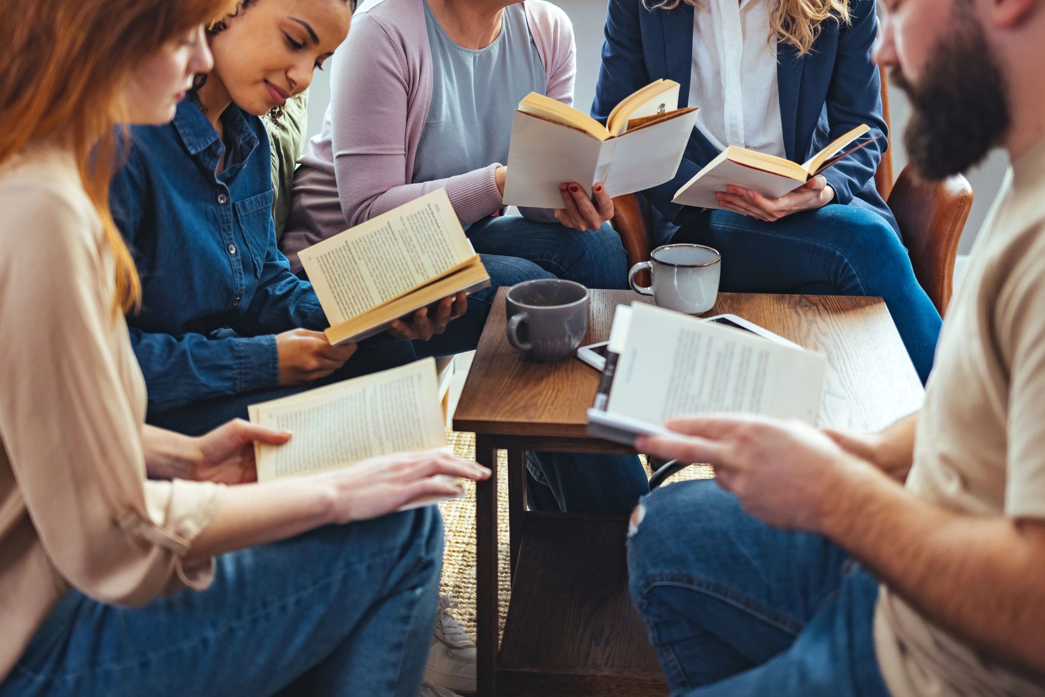 Grupo reunido para estudio bíblico y conversación