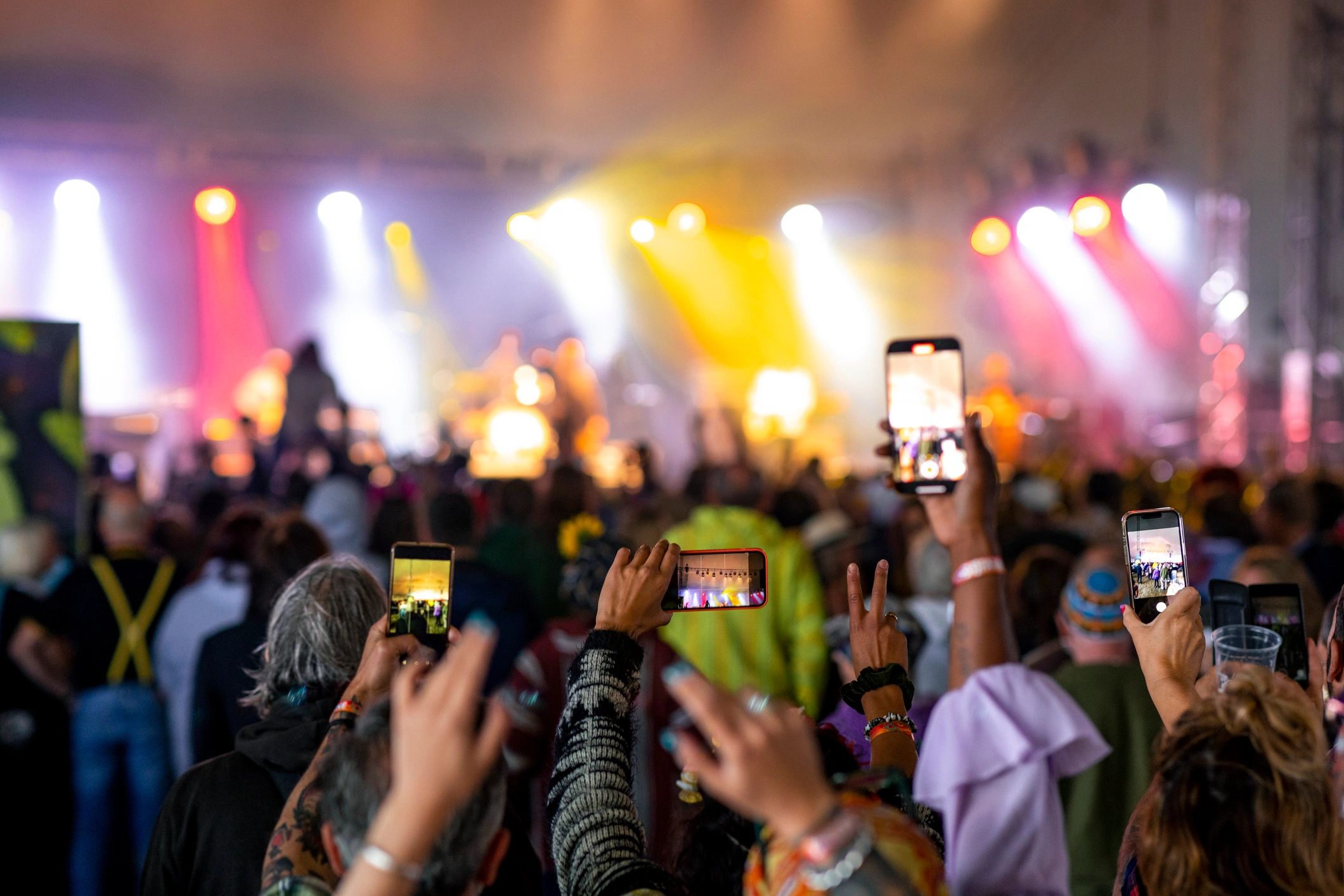 Personas reunidas celebrando en un evento