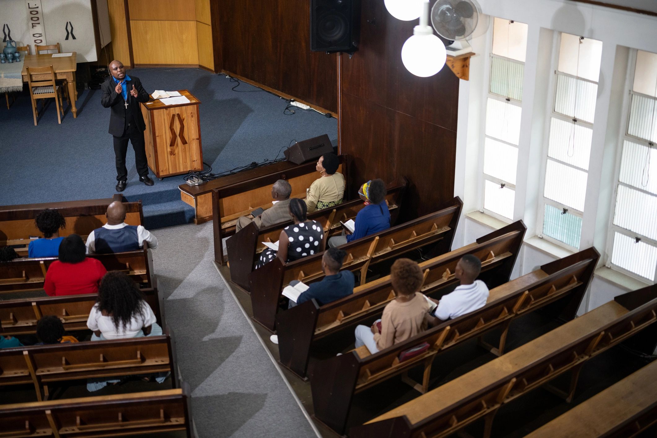 Congregación reunida en un servicio de adoración