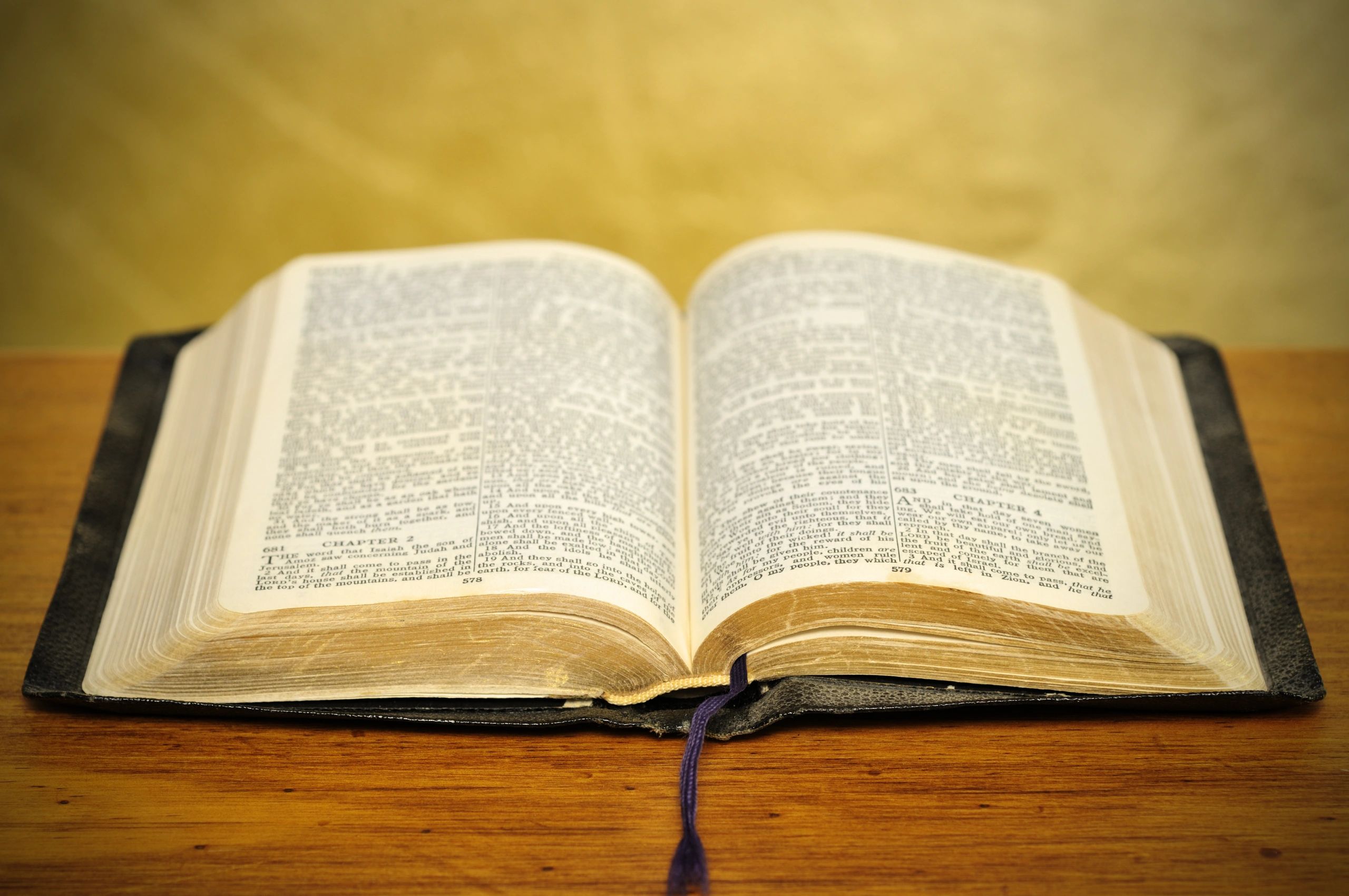 Biblia antigua sobre mesa de madera