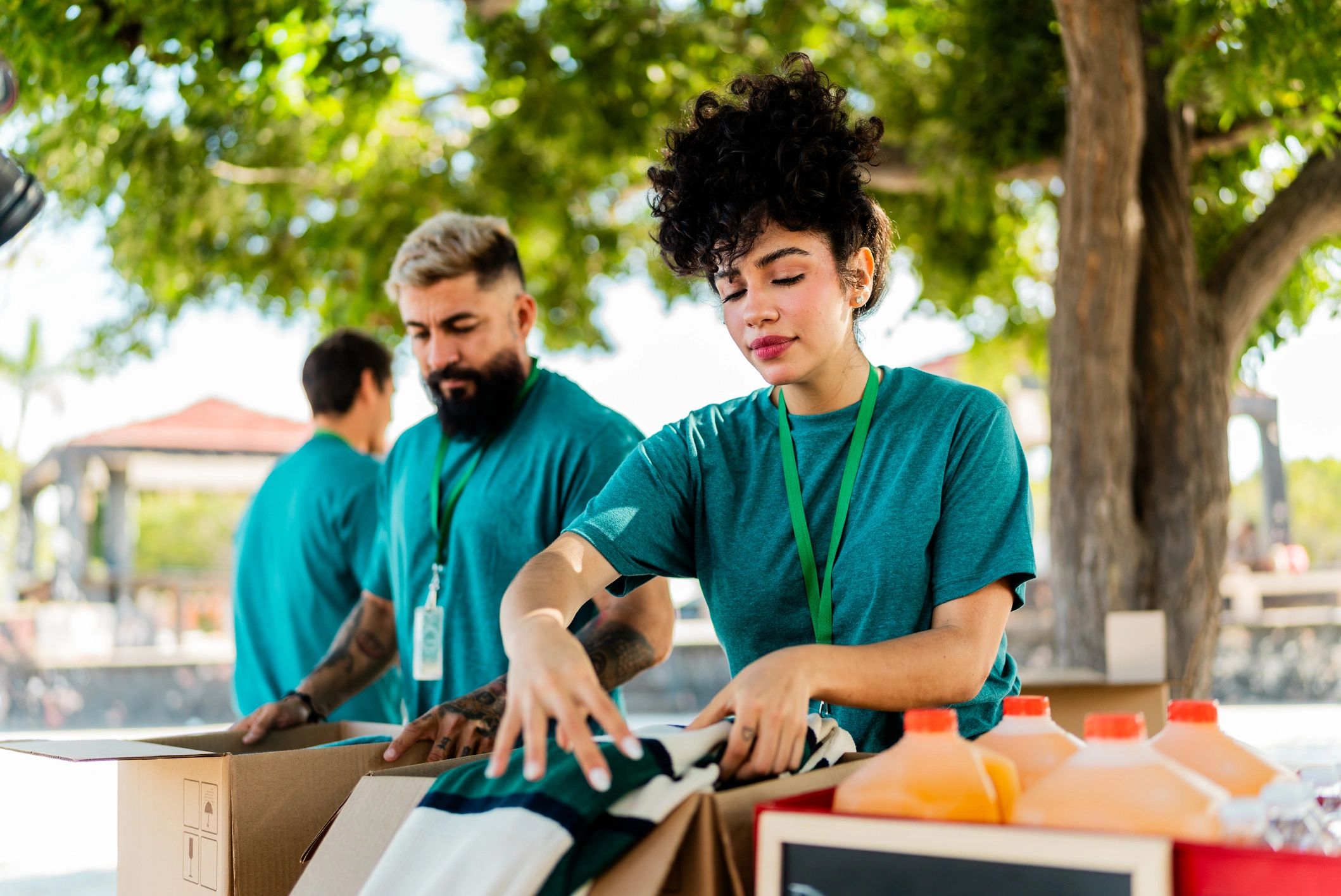 Voluntarios organizando cajas de donación, imagen representativa de servicio