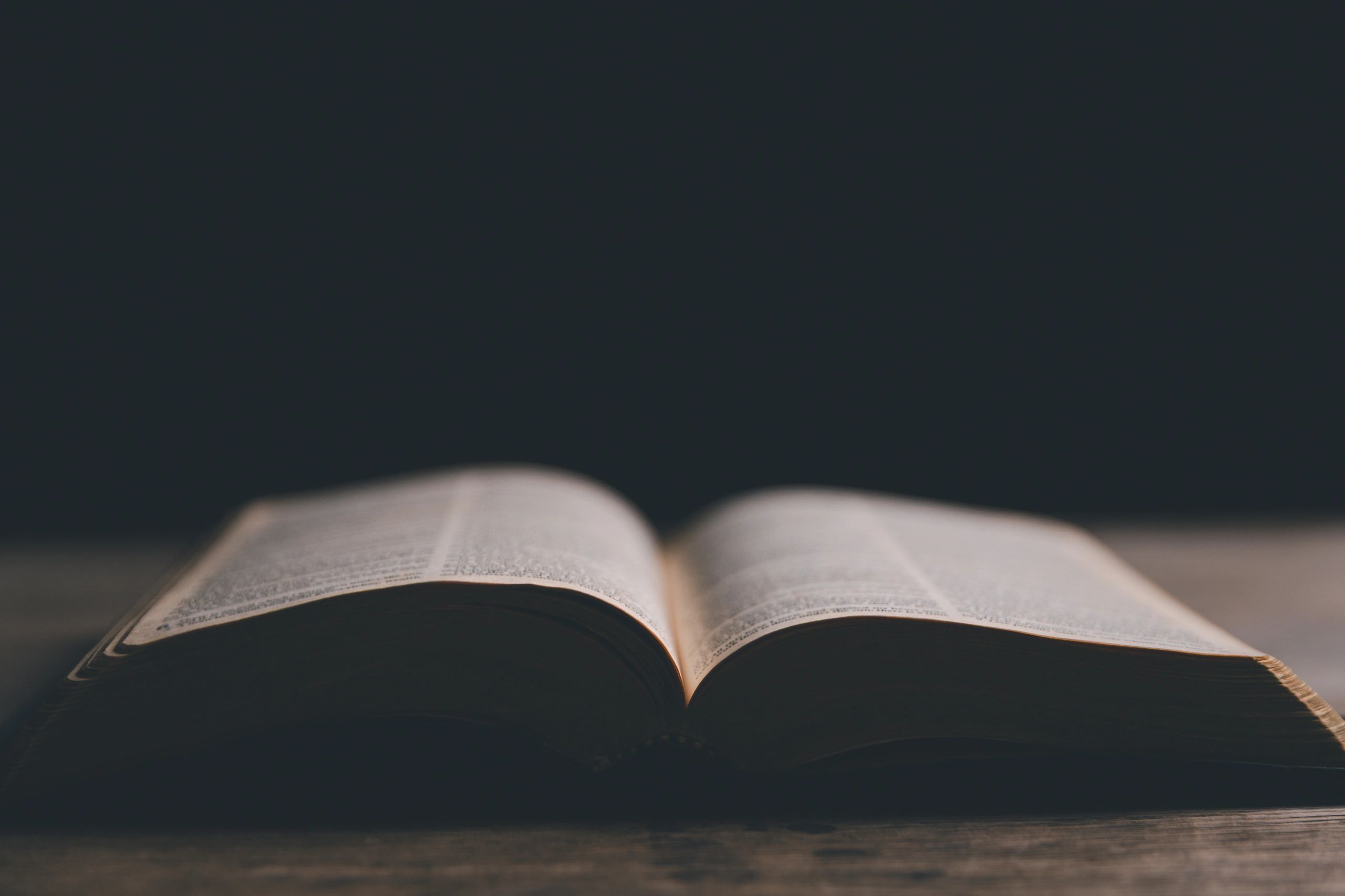 Biblia y cruz en un ambiente de oración