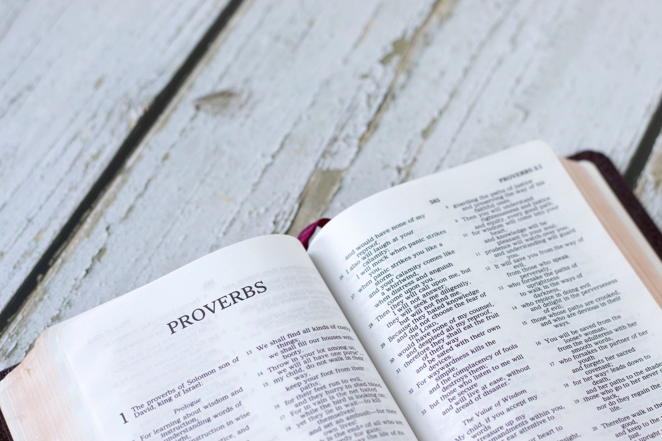 Biblia abierta sobre una mesa de madera